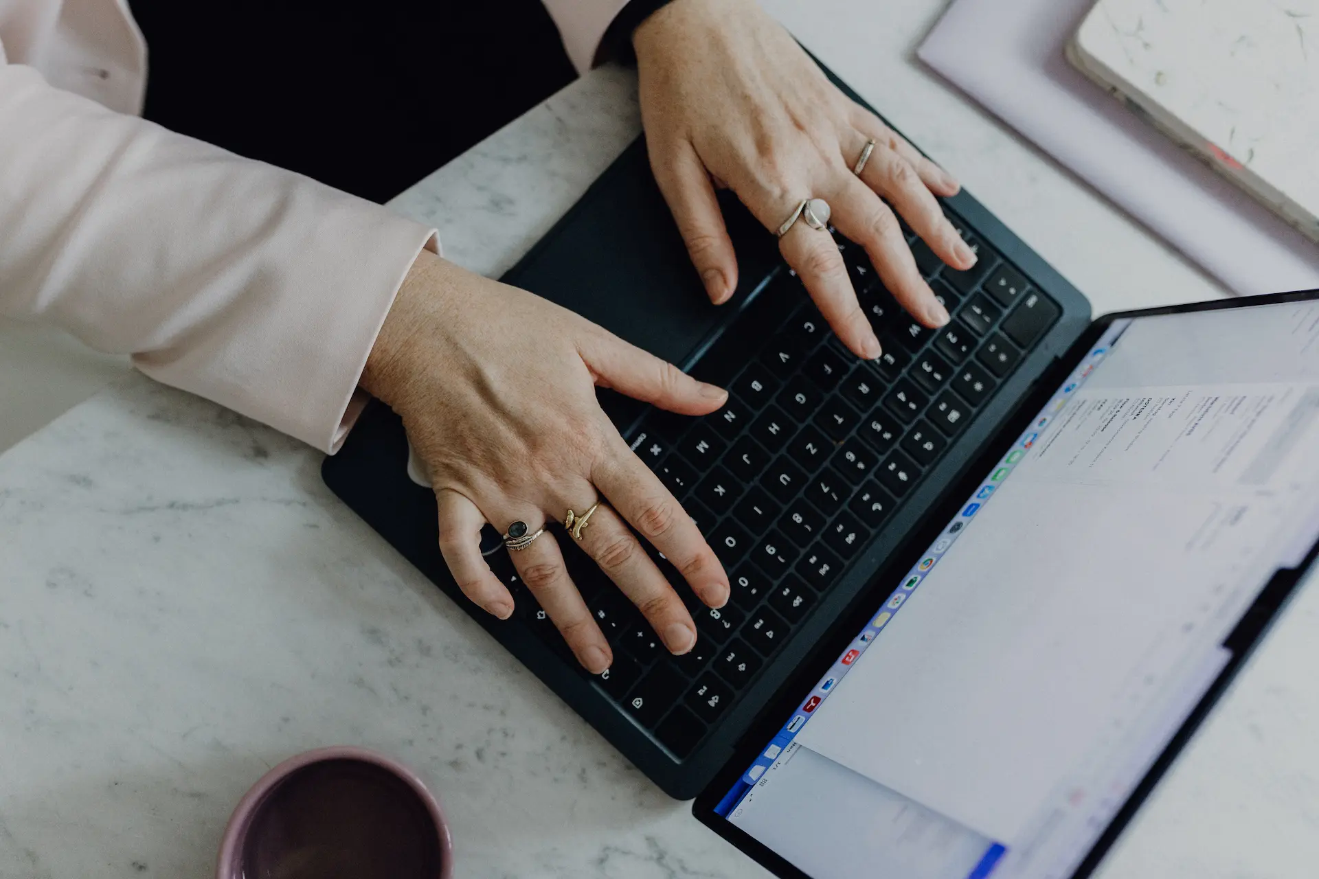 Laptop, Teetasse und Notizbuch – Symbol für Klarheit & Struktur im Business von Stefanie Finke