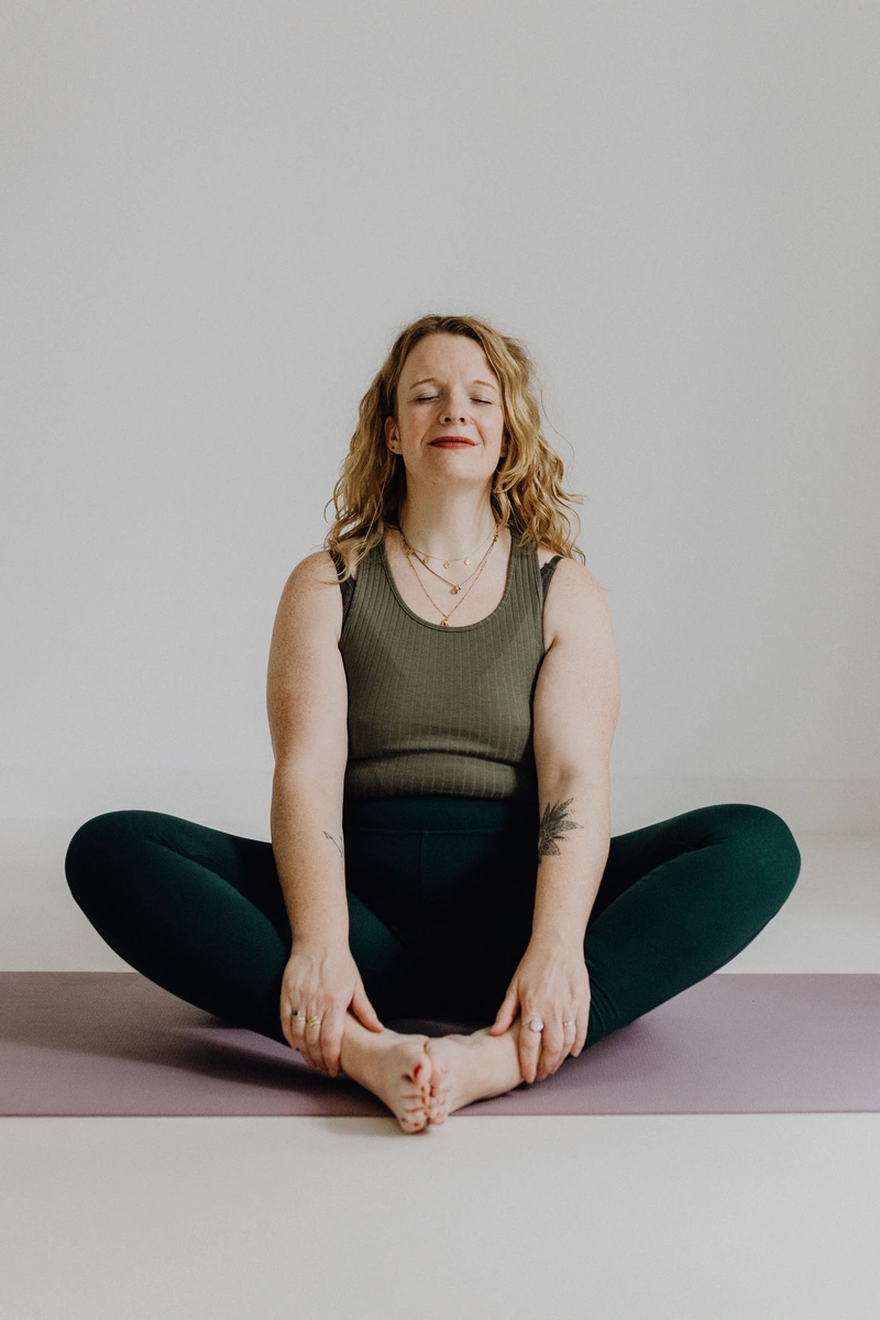 Yoga & Achtsamkeit mit Stefanie Finke - Augen geschlossen, Fokus nach innen